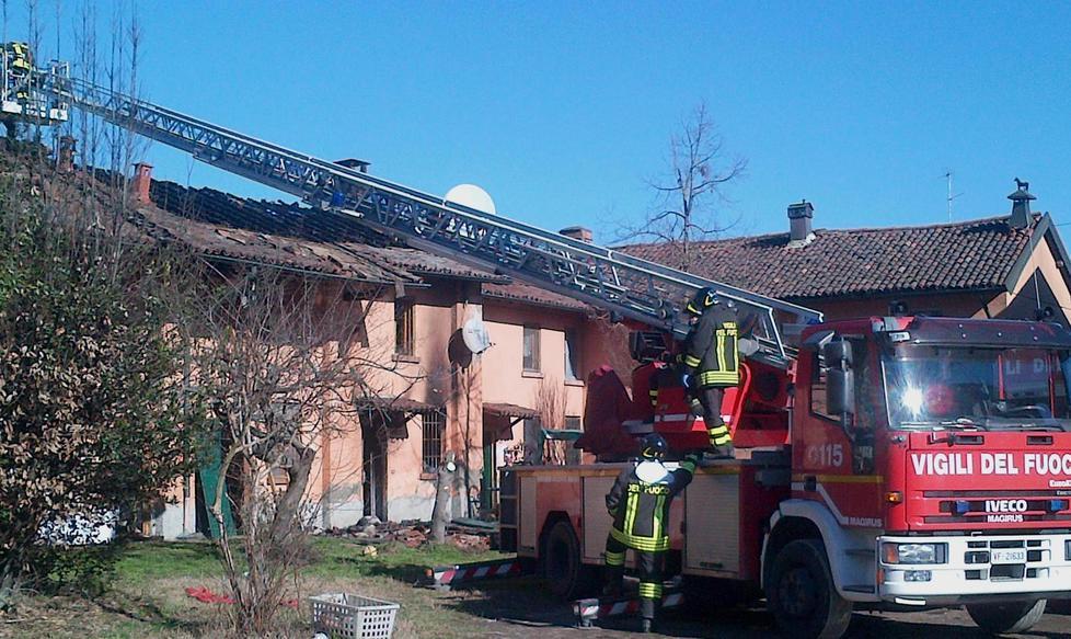 Cane sul tetto, recuperato dai pompieri
