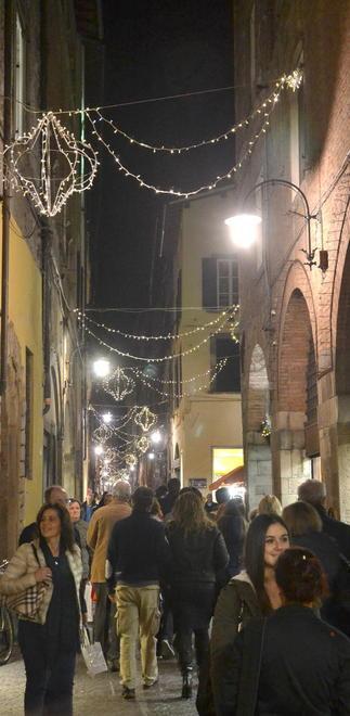 Le catene vogliono tutte via Fillungo 