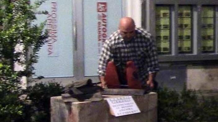 Colloca la sua opera contro l’eternit sotto il municipio