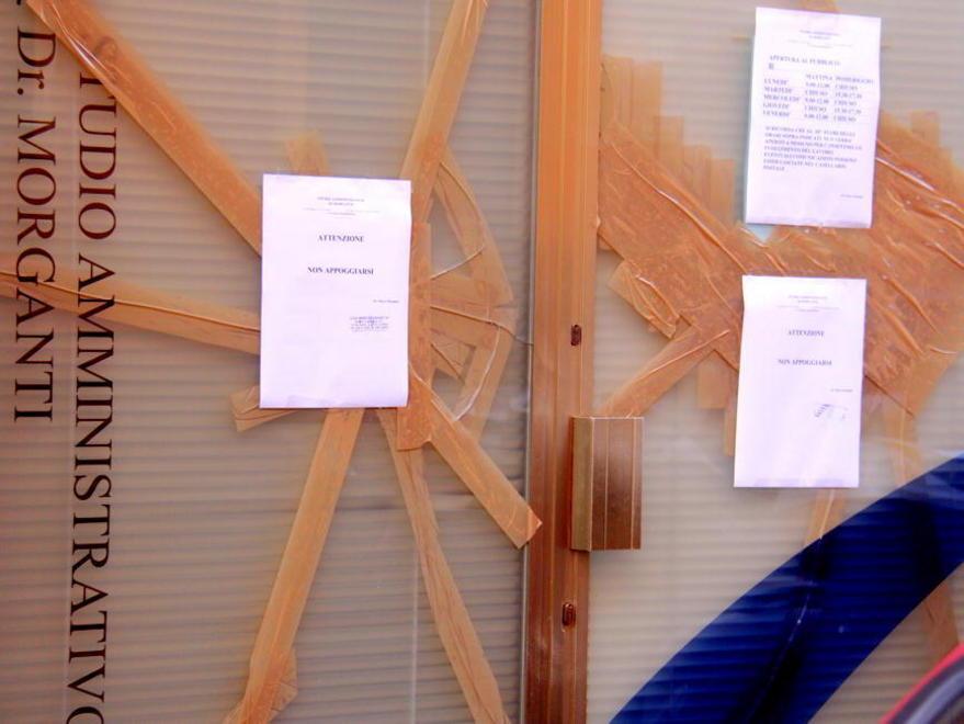Prende a martellate le vetrate della sede dell’amministratore 
