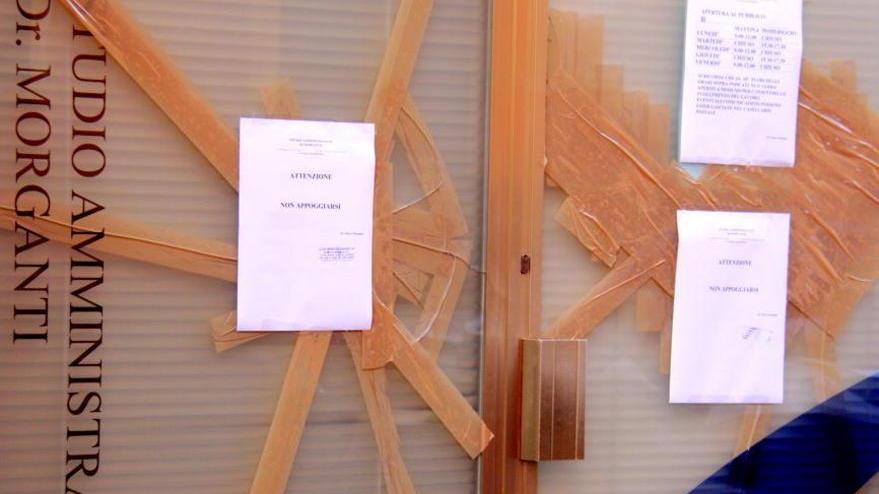 Prende a martellate le vetrate della sede dell’amministratore