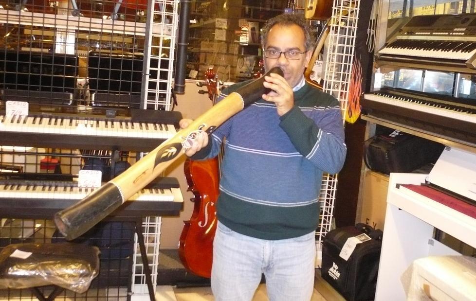 Melis insegna didgeridoo 
