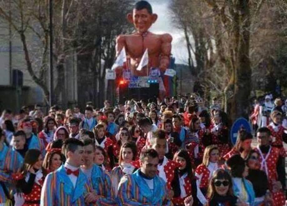 La banda di giovani pronta per la sfilata 