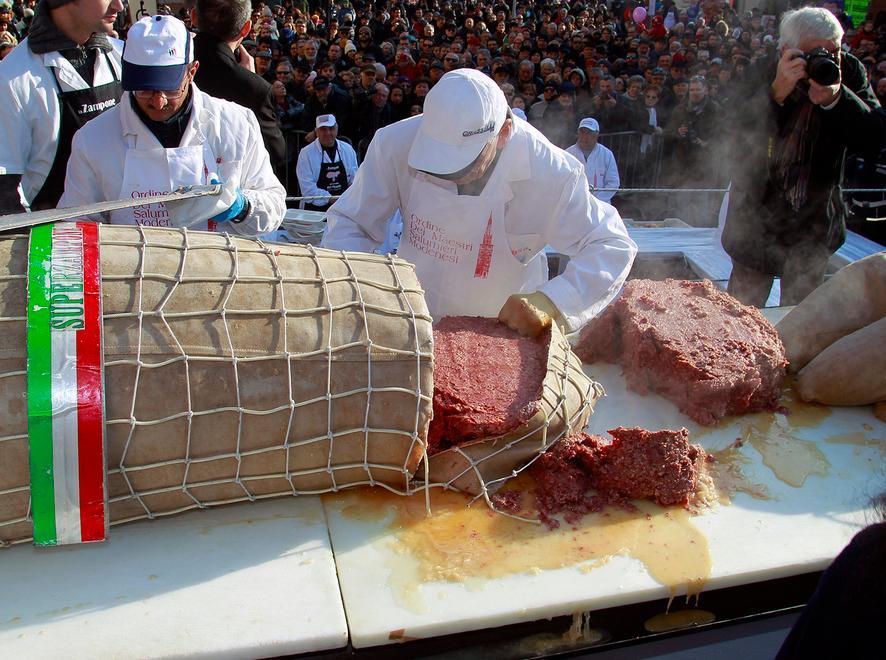 Superzampone, i salumieri si cimentano per il record