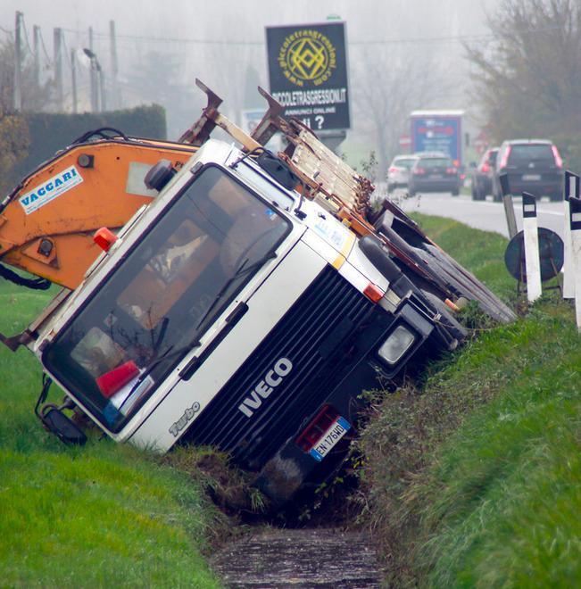 Camion nel fosso, autista quasi illeso