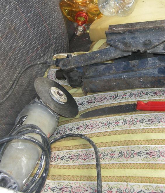 Accertamenti sull’auto dei ladri in fuga