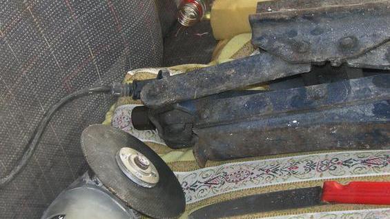 Accertamenti sull’auto dei ladri in fuga