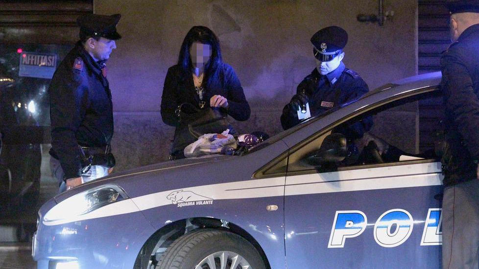«Devi prostituirti», botte e ricatti