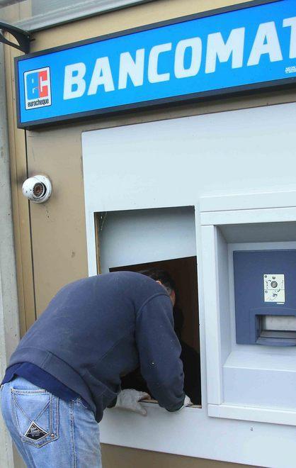Fanno saltare il bancomat e lo svuotano 