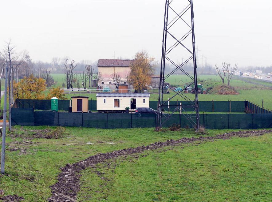 A Paganine il campo nomadi è abusivo, ma per ora resta lì
