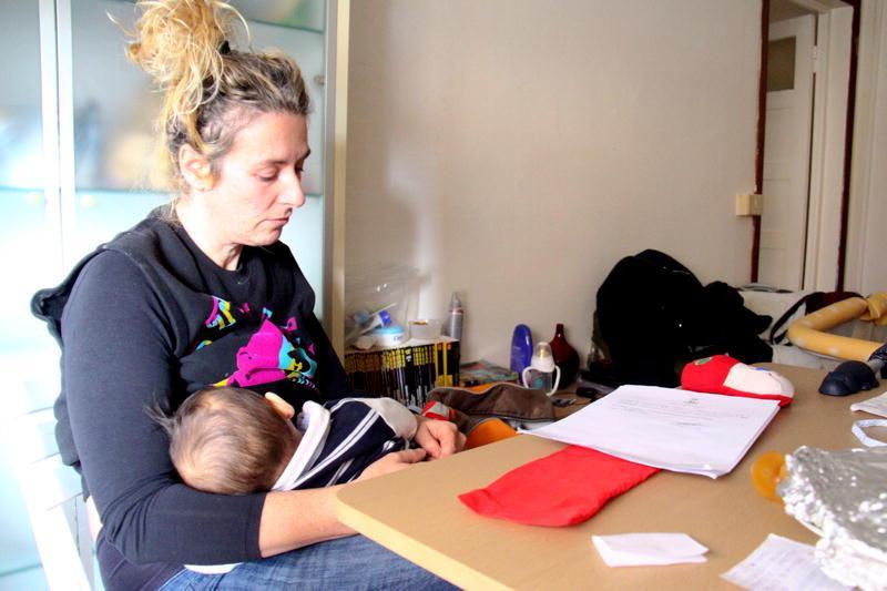 Rachele Batoni con il bimbo di 8 mesi in braccio (Marzi/Pentafoto)