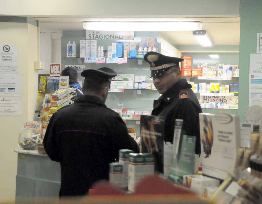 Incappucciati, di notte, rubano dentro la farmacia