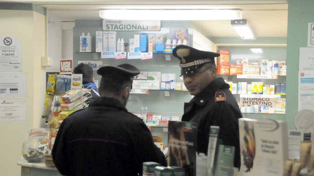 Incappucciati, di notte, rubano dentro la farmacia