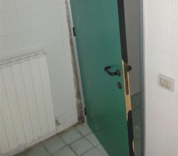 Vandali scatenati al palazzetto dello sport
