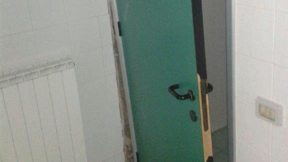 Vandali scatenati al palazzetto dello sport