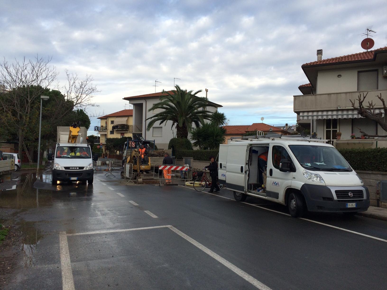 La squadra di Asa al lavoro in via Pasolini a San Pietro in Palazzi