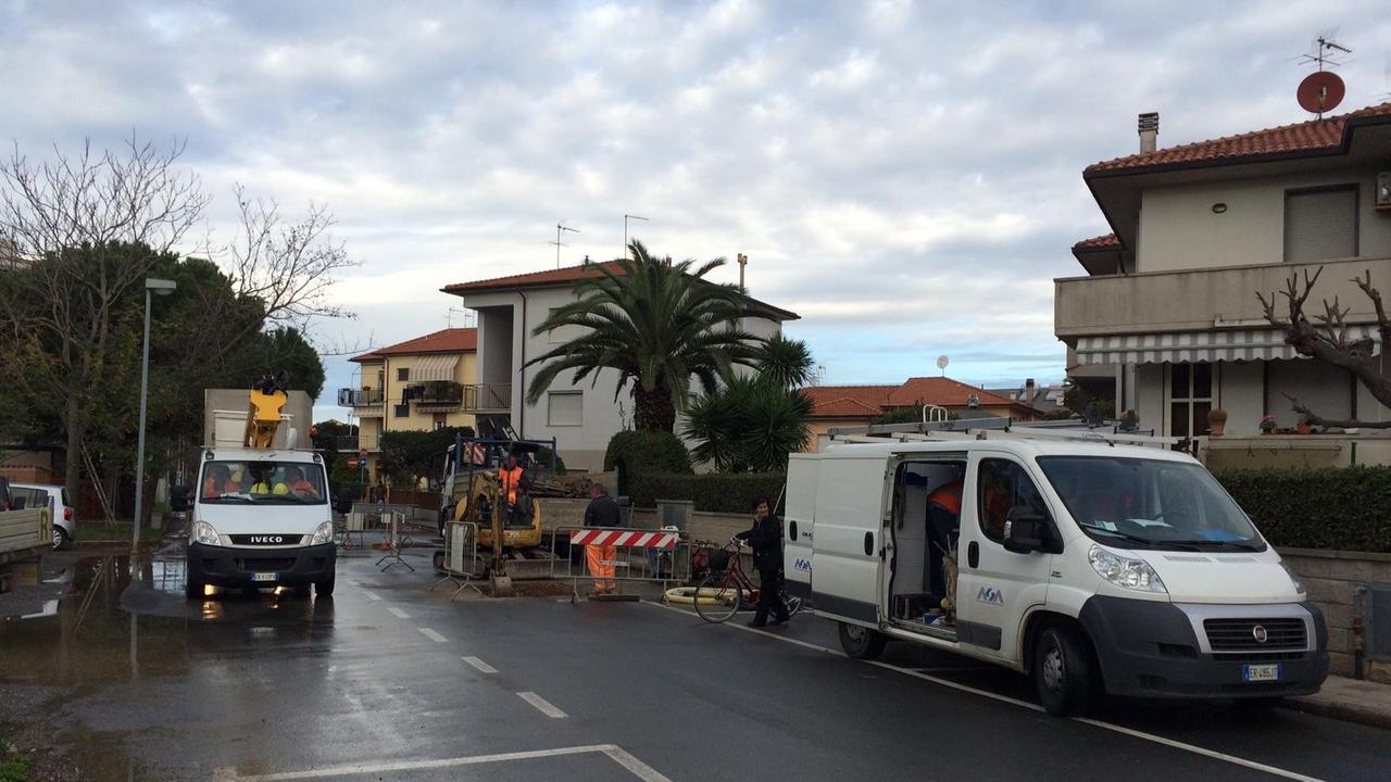 La squadra di Asa al lavoro in via Pasolini a San Pietro in Palazzi