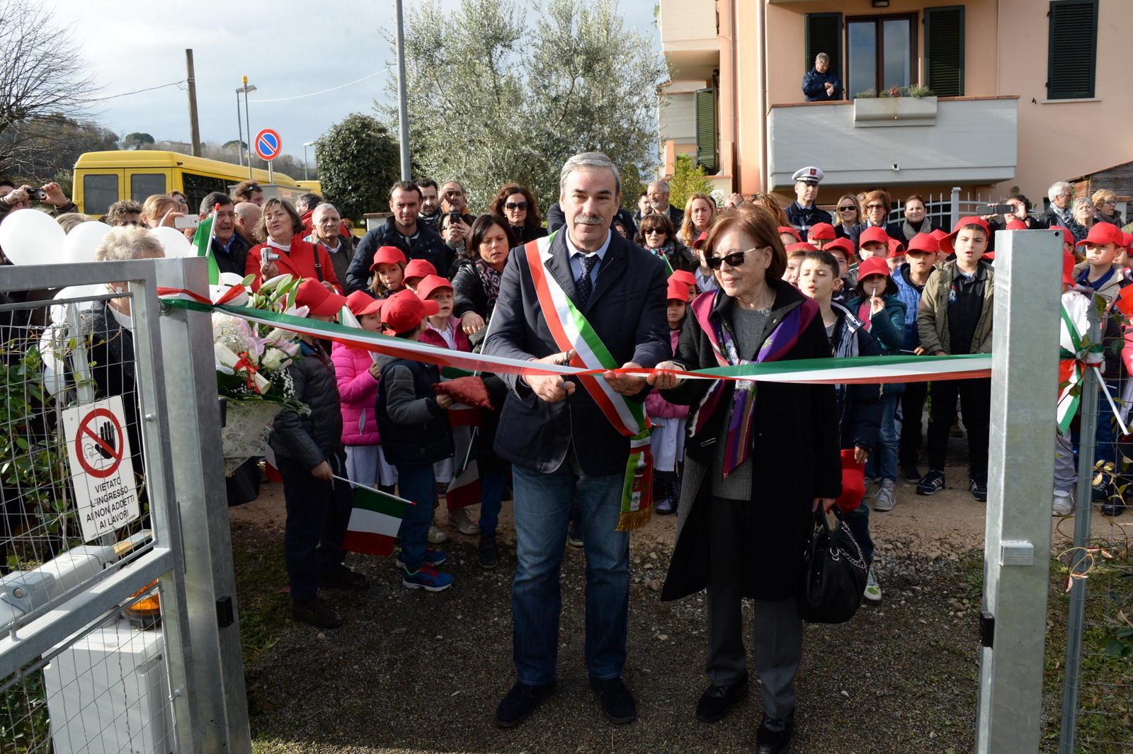 Il taglio del nastro del nuovo giardino (foto Franco Silvi)