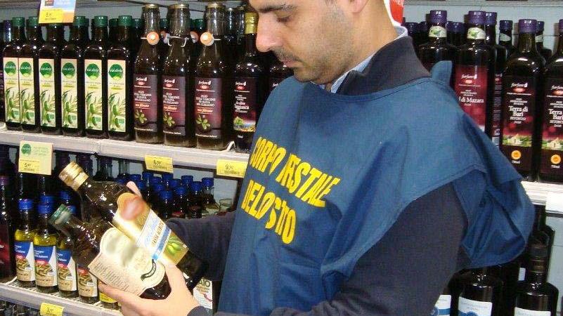 La Forestale sequestra confezioni d'olio