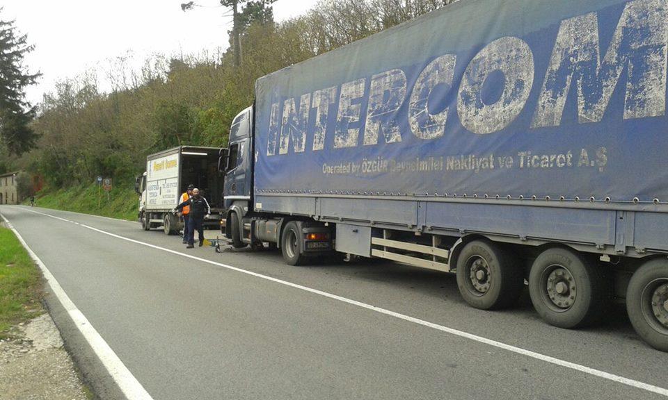 L'autoarticolato  sulla via Sambarontana (dalla pagina Fb della polizia municipale di Lamporecchio)