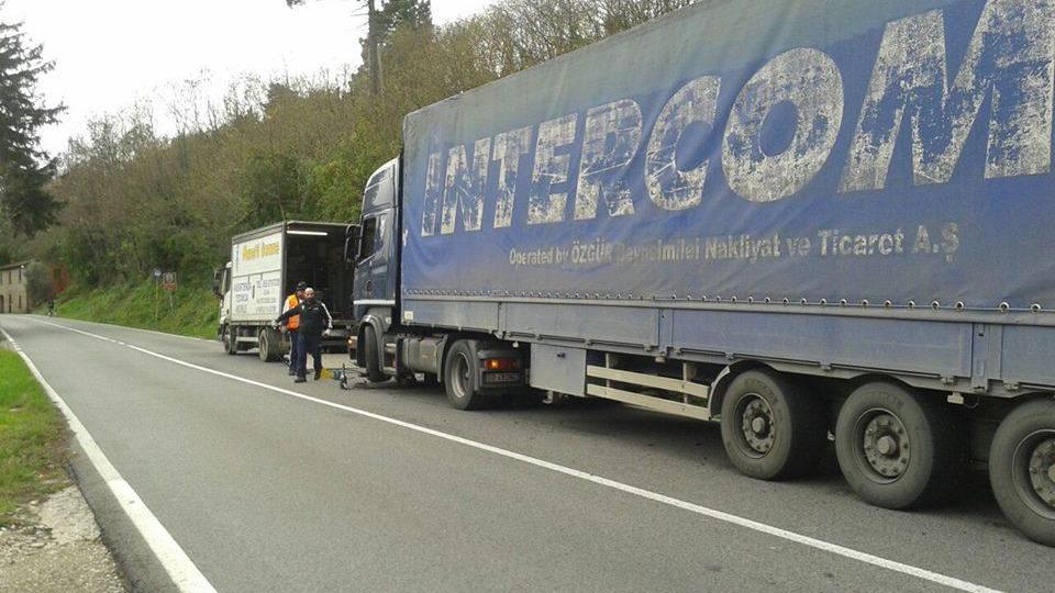 L'autoarticolato sulla via Sambarontana (dalla pagina Fb della polizia municipale di Lamporecchio)
