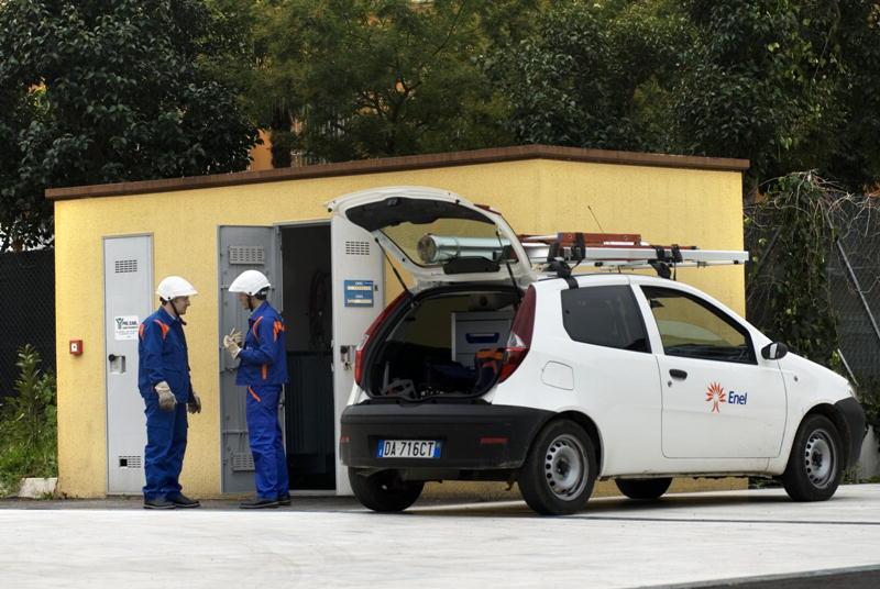 Lavori a una cabina dell'Enel