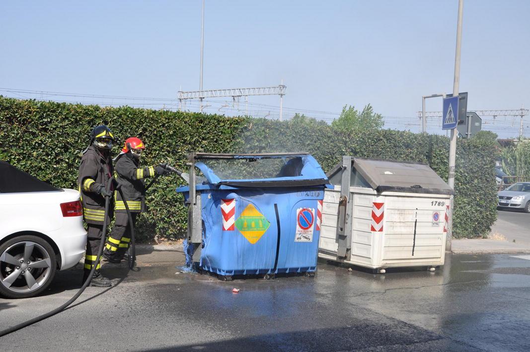 Un intervento per spegnere le fiamme di un cassonetto