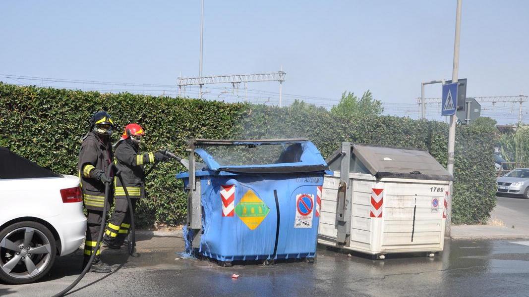 Un intervento per spegnere le fiamme di un cassonetto