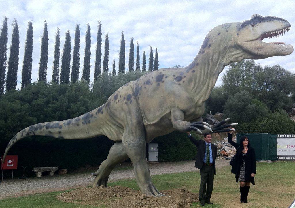 Copie fedeli di dinosauri in un parco toscano 
