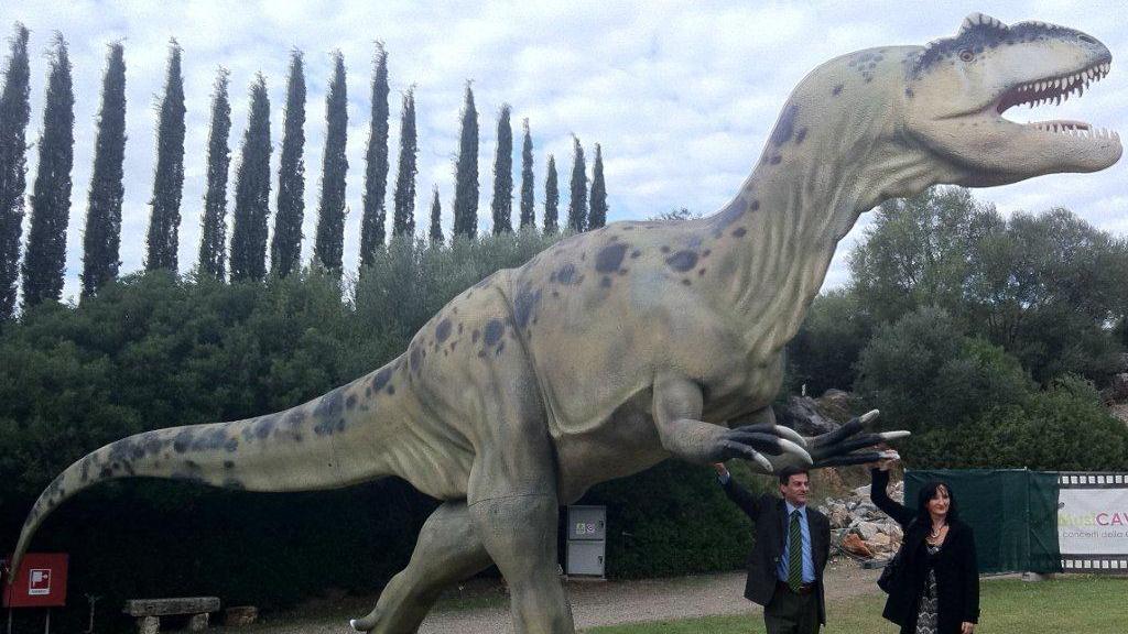 Copie fedeli di dinosauri in un parco toscano