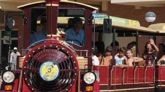 Tutti a bordo: in centro storico torna il trenino delle feste