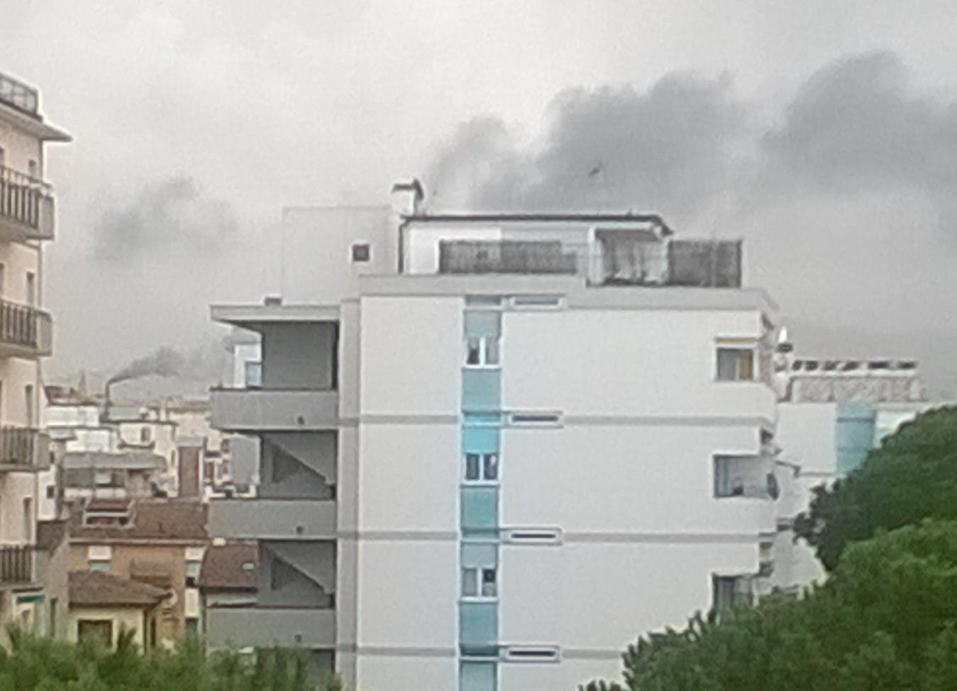 Nuvola nera su Follonica, cittadini in allarme 