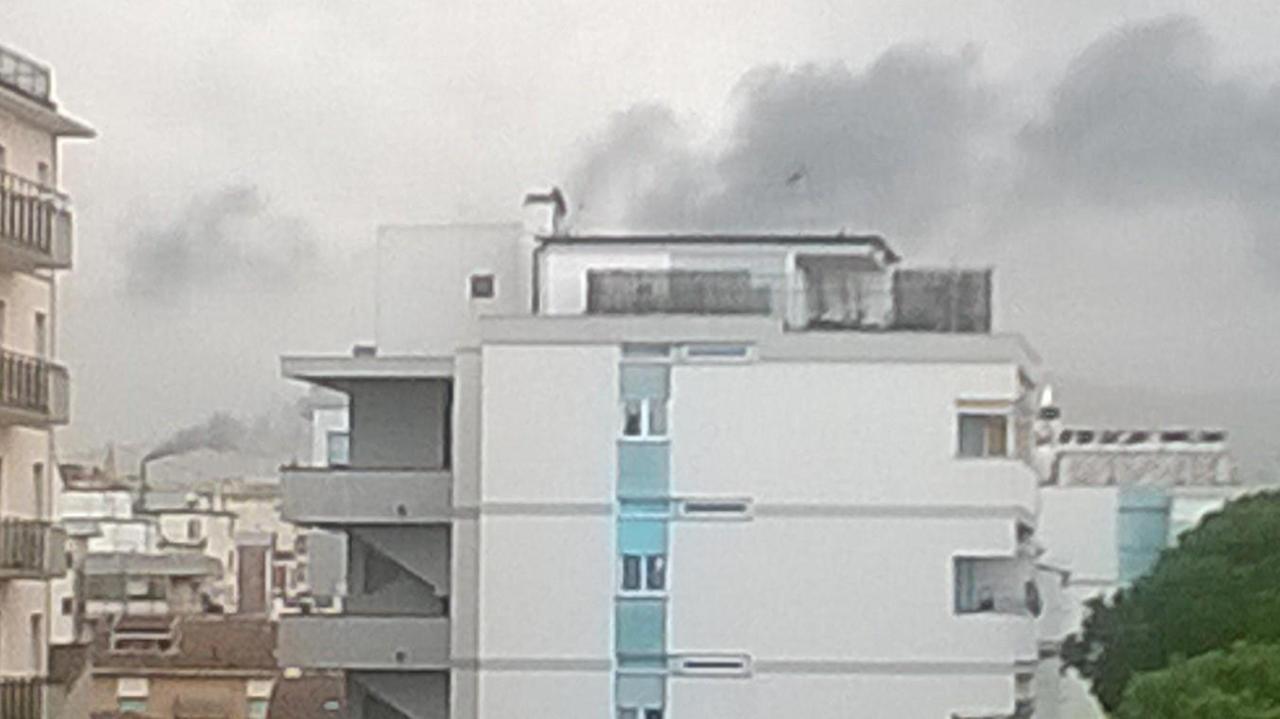 Nuvola nera su Follonica, cittadini in allarme