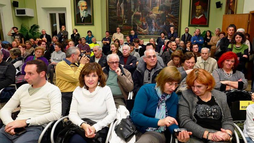 Per la sala consigliare rispolverati gli arredi finiti nei magazzini