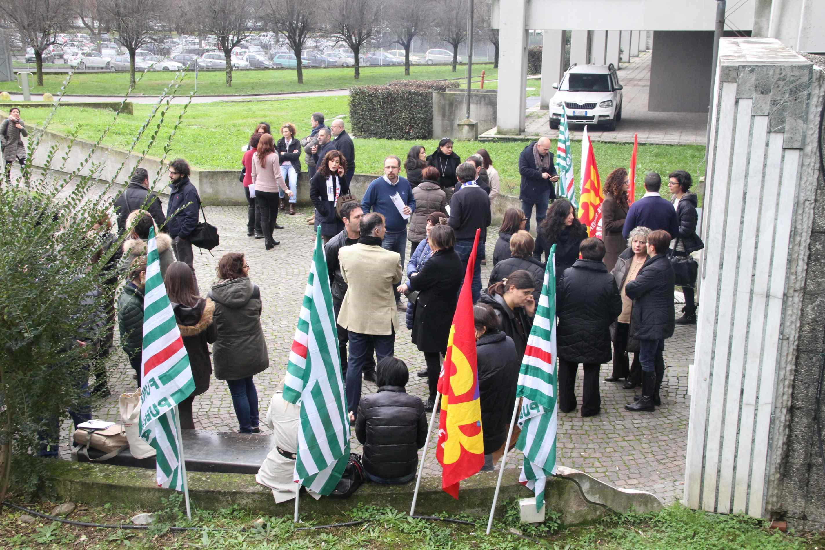 Il sit in dei dipendenti del tribunale di Prato davanti al Palazzo di giustizia