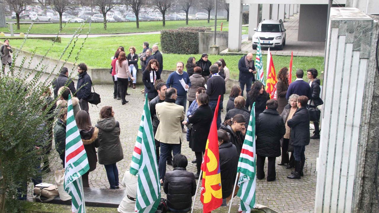 Il sit in dei dipendenti del tribunale di Prato davanti al Palazzo di giustizia