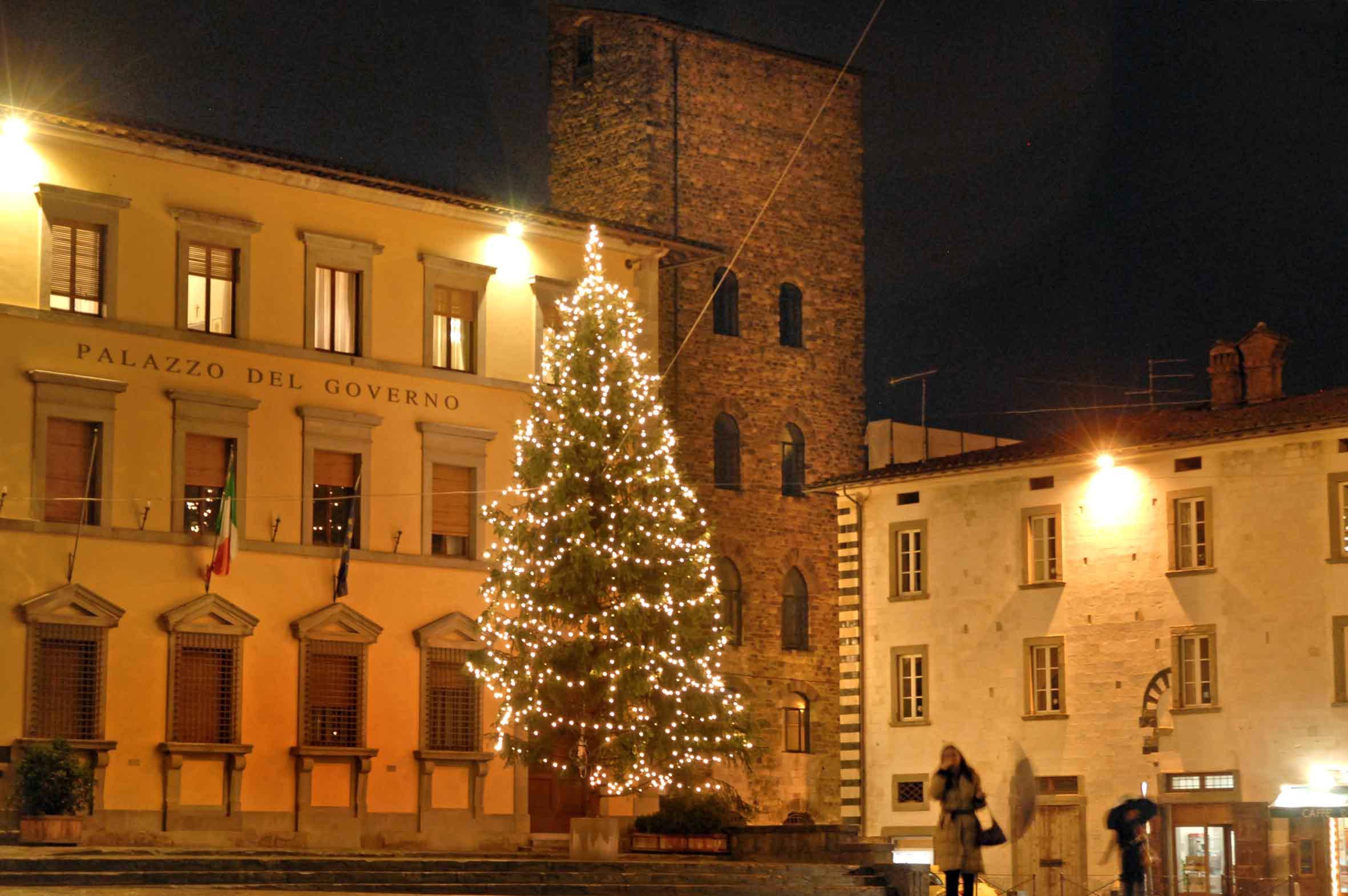 L'abete addobbato e illuminato in piazza Duomo (foto d'archivio)