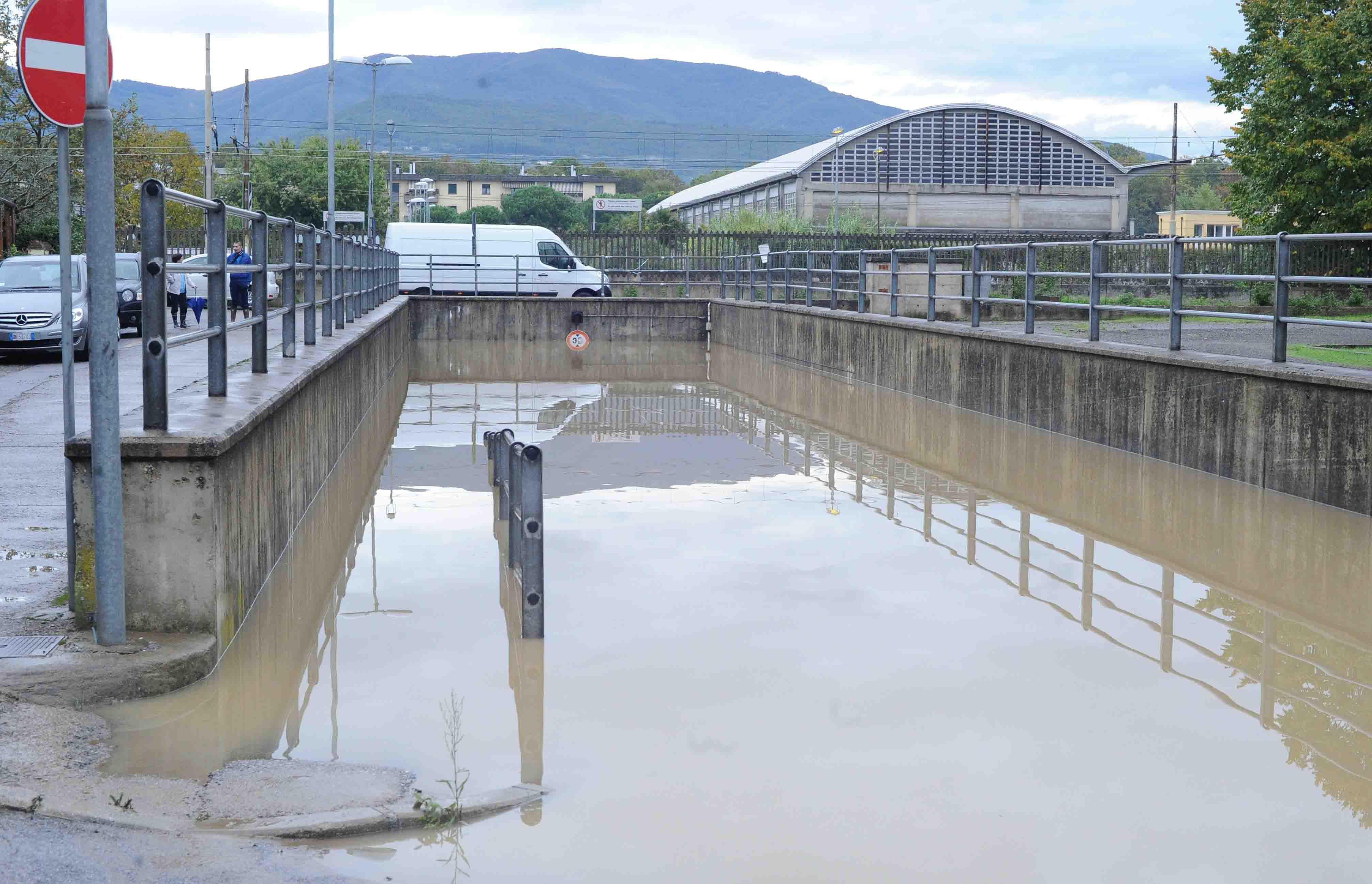 Il sottopasso di Stazione allagato durante l'alluvione del 21 ottobre 2013 (foto Gori)