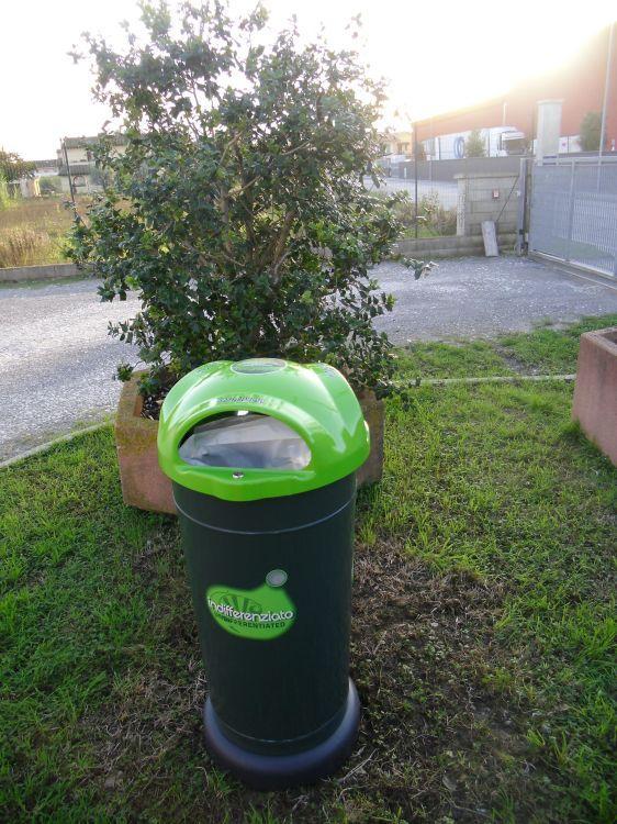 Uno dei nuovi cestini ecologici per la raccolta differenziata