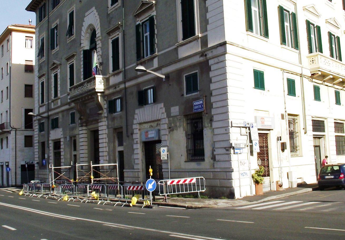 Le transenne davanti all'ingresso di Palazzo Squilloni sugli scali Cialdini