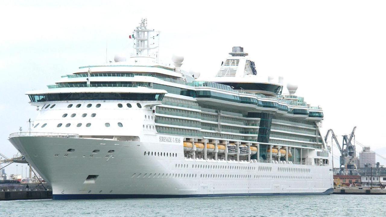 Porto di Livorno: nave da crociera all'Alto Fondale (Vincenzoni Pentafoto)