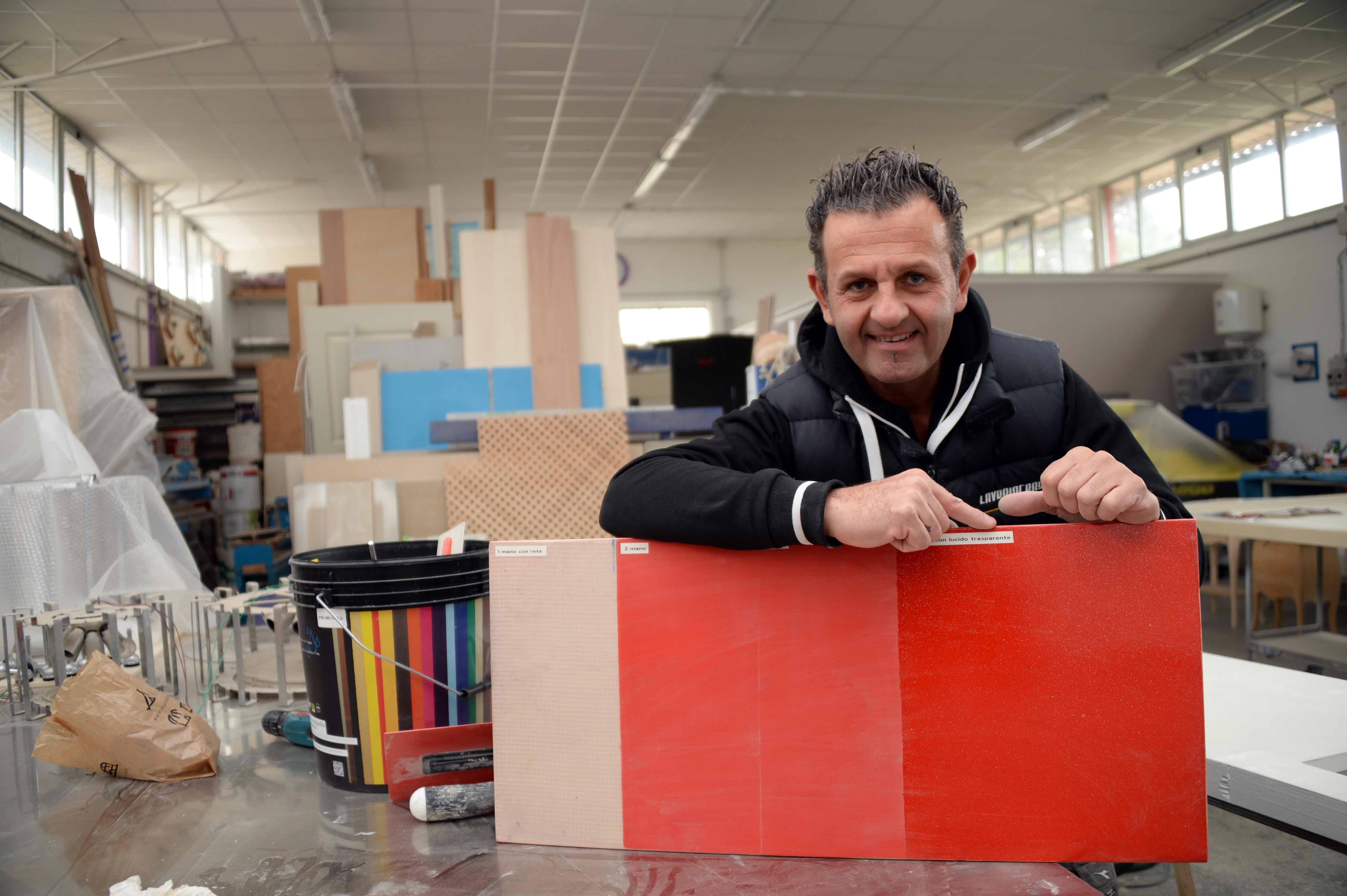 Andrea Farroni all'interno del suo laboratorio a Perignano (Foto Silvi)