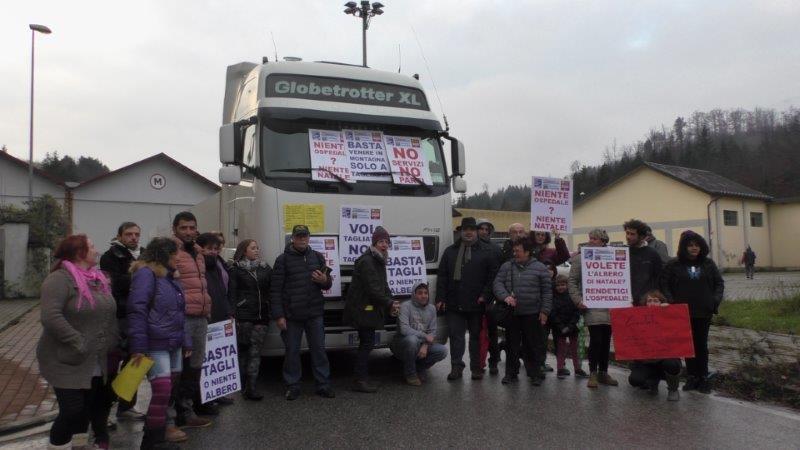 La protesta delle pettorine ha bloccato la partenza dell'albero di Natale 