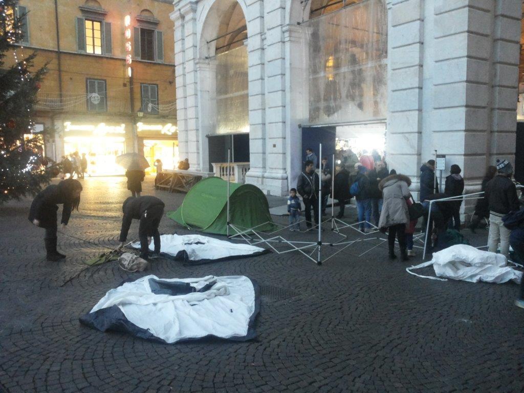 Accampamento di fronte al Comune