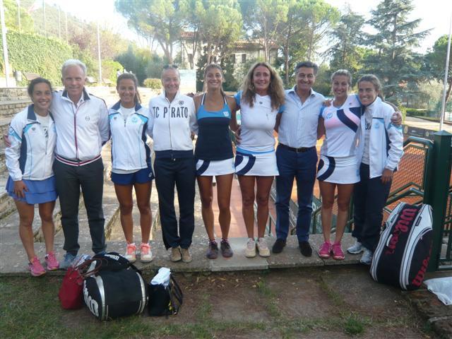 La formazione del Tc Prato femminile con gli allenatori