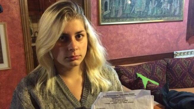«Ho paura, mai più da un parrucchiere»: Noemi racconta il suo dramma, gli acidi le hanno bruciato la cute