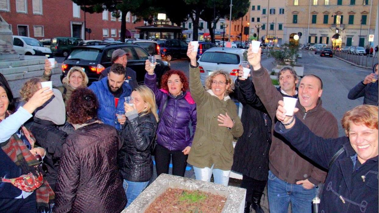 Il brindisi dei lavoratori Cooplat davanti alla prefettura dopo l'esito dell'incontro (Marzi Pentafoto)