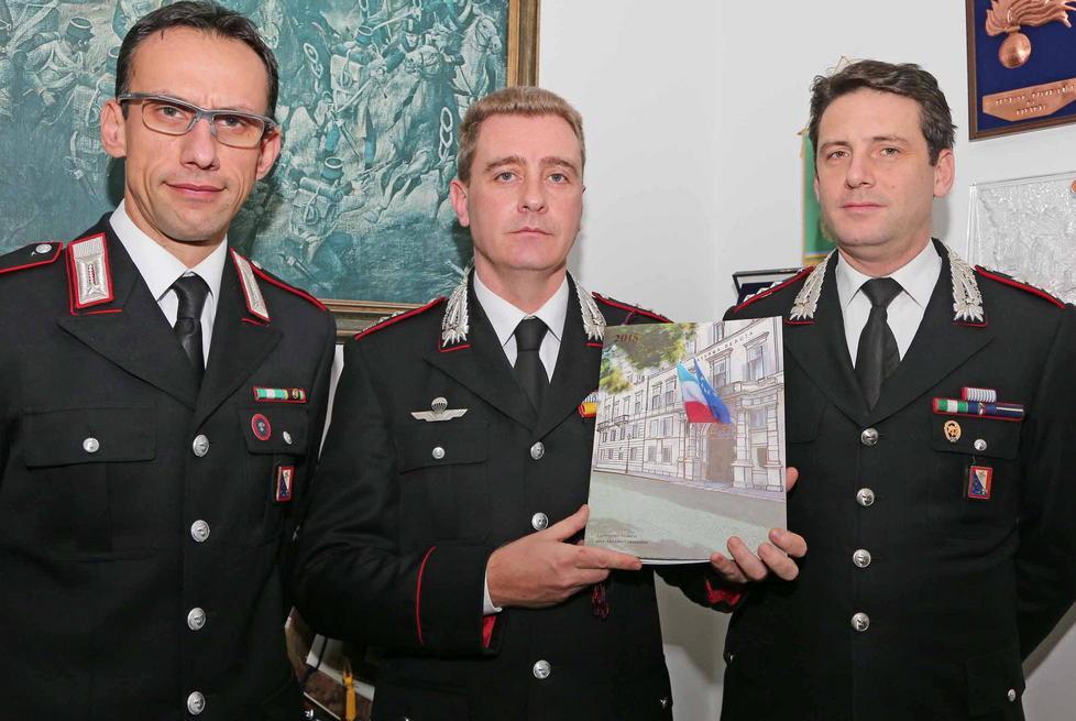 I carabinieri rendono omaggio alla famiglia