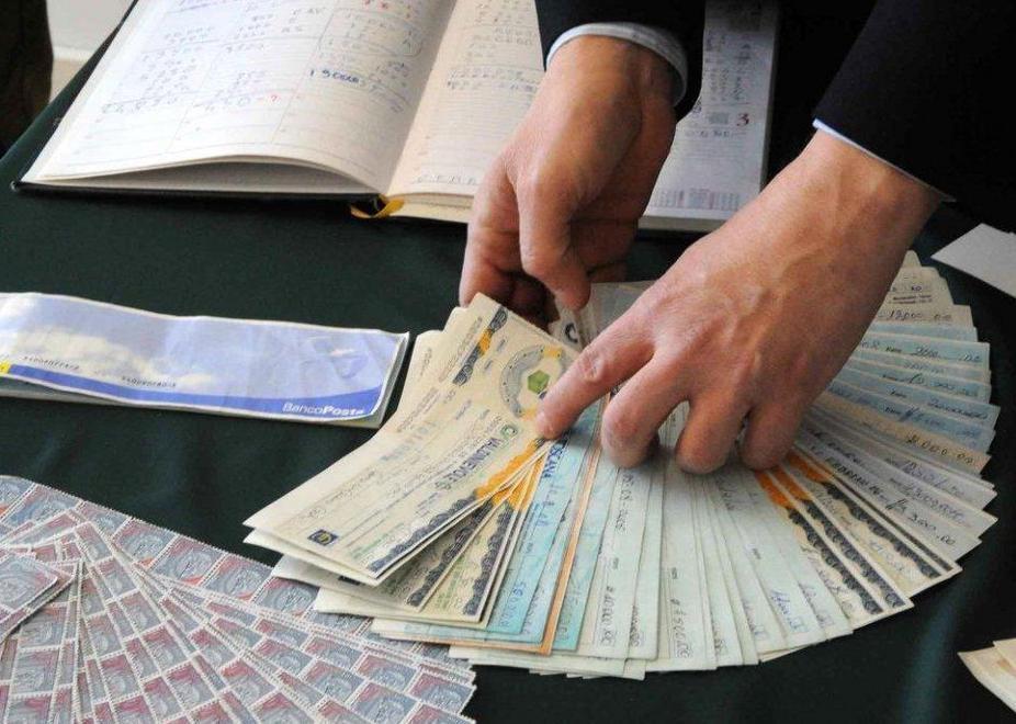 Dichiarano una miseria e mandano milioni in Cina 