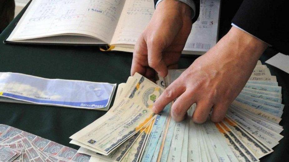 Dichiarano una miseria e mandano milioni in Cina